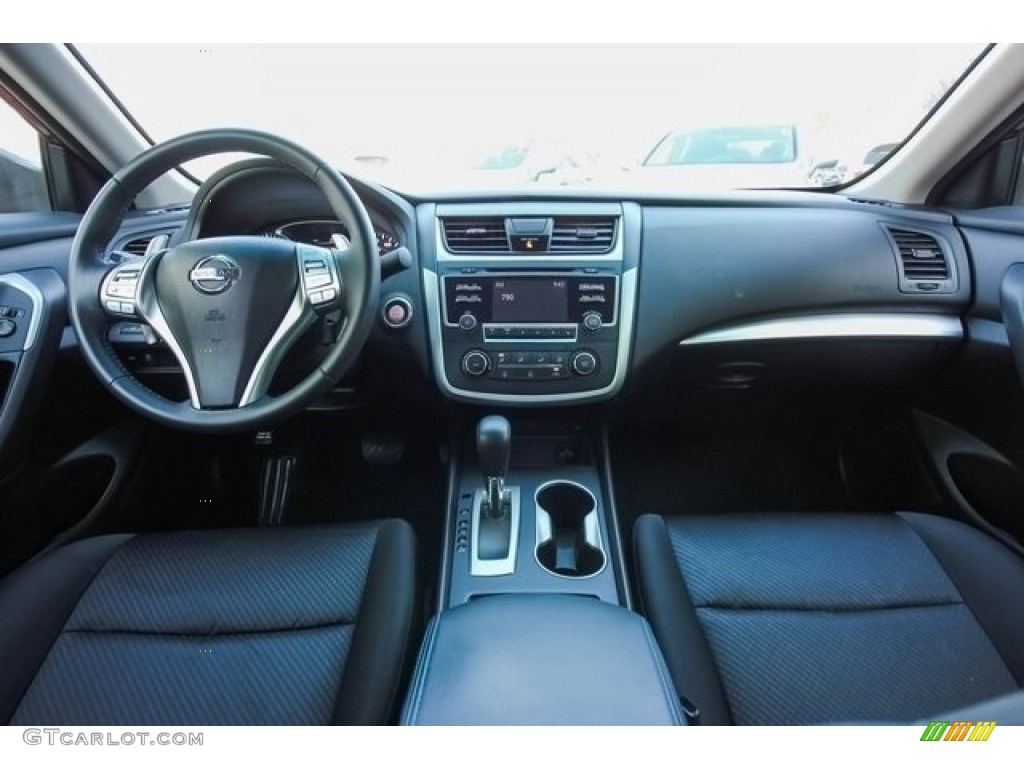 2016 Altima 2.5 SR - Cayenne Red / Charcoal photo #9