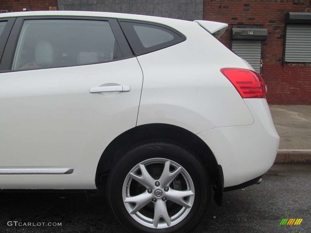 2013 Rogue S AWD - Pearl White / Gray photo #16