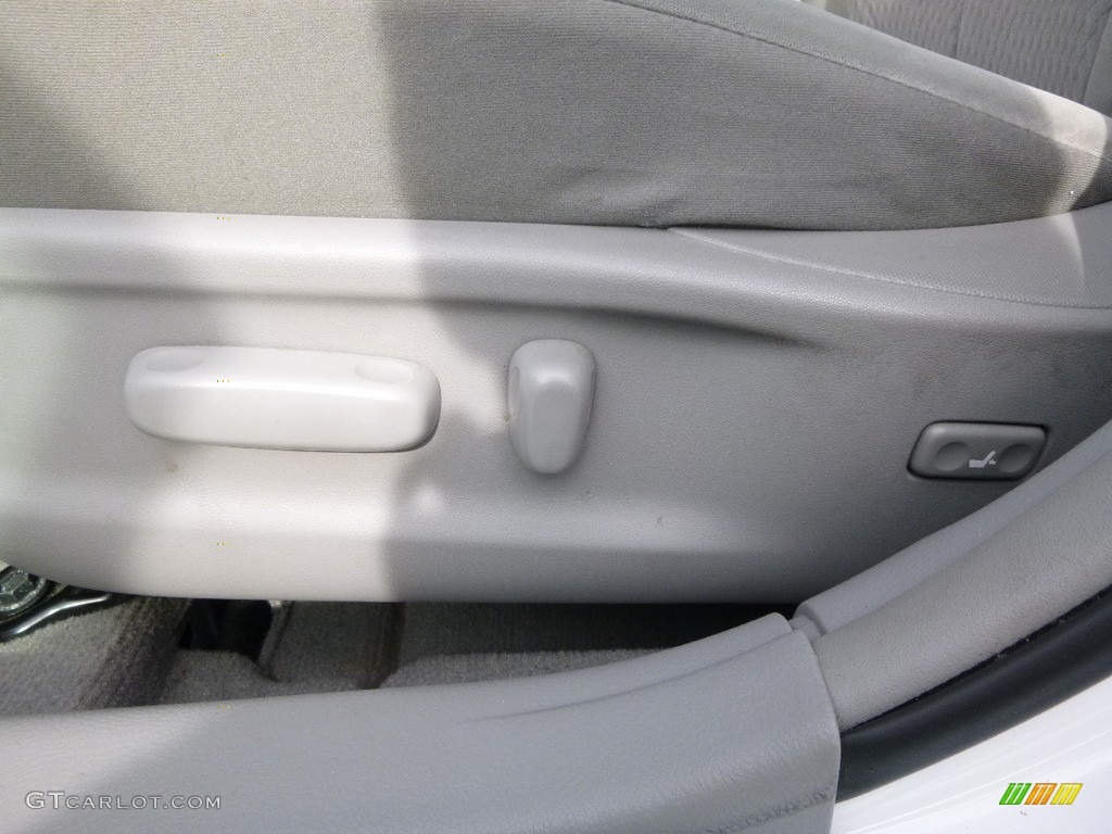 2010 Camry LE - Super White / Ash Gray photo #8