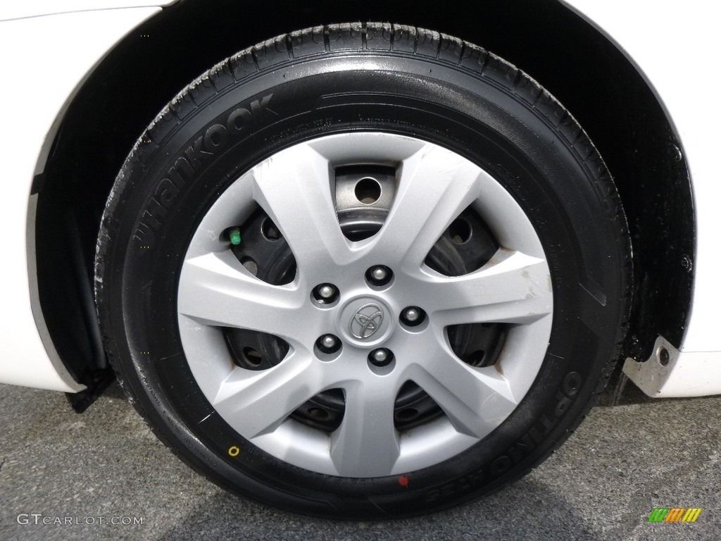 2010 Camry LE - Super White / Ash Gray photo #14