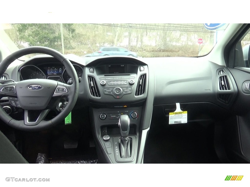 2017 Focus SE Sedan - Ingot Silver / Charcoal Black photo #19