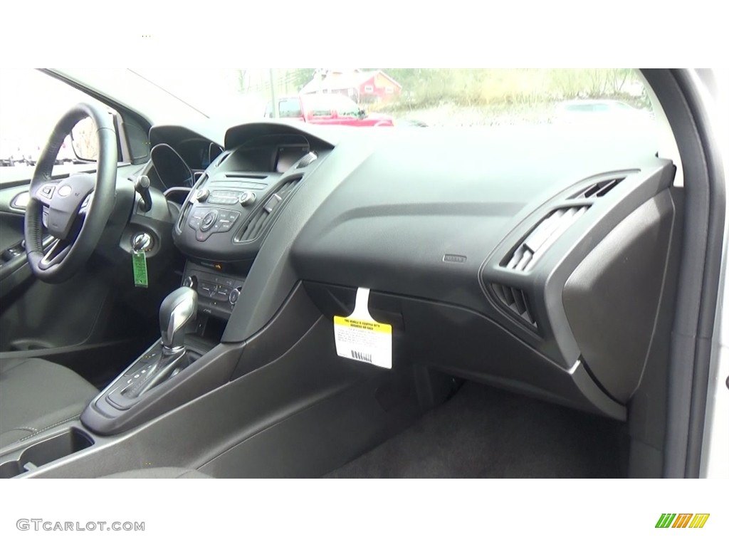 2017 Focus SE Sedan - Ingot Silver / Charcoal Black photo #25