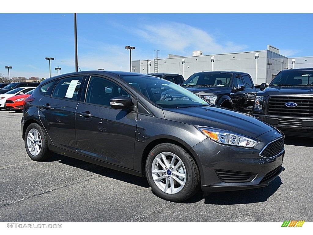 2017 Ford Focus SE Hatch Exterior Photos