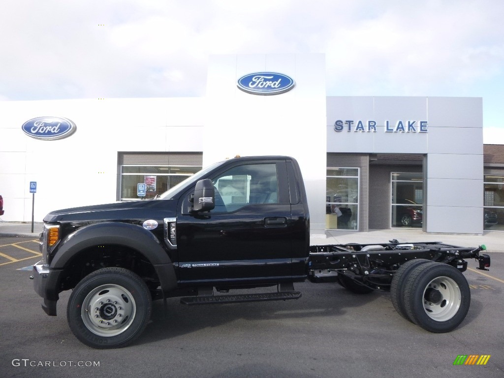 2017 F550 Super Duty XL Regular Cab 4x4 Chassis - Shadow Black / Medium Earth Gray photo #1
