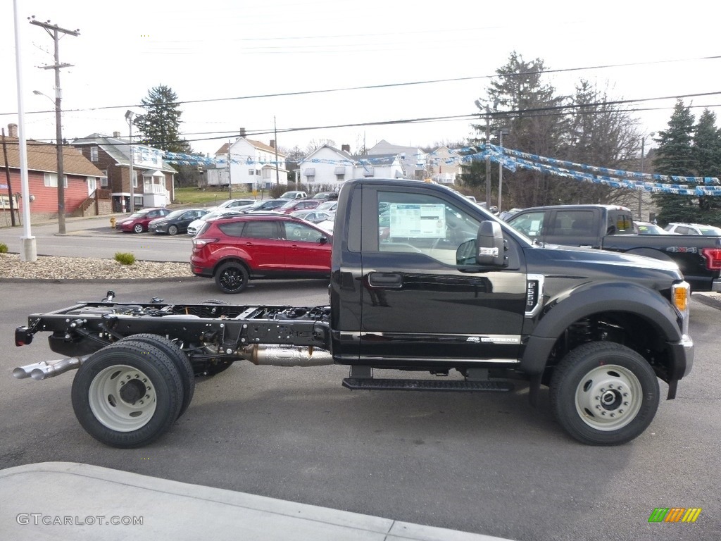 2017 F550 Super Duty XL Regular Cab 4x4 Chassis - Shadow Black / Medium Earth Gray photo #4