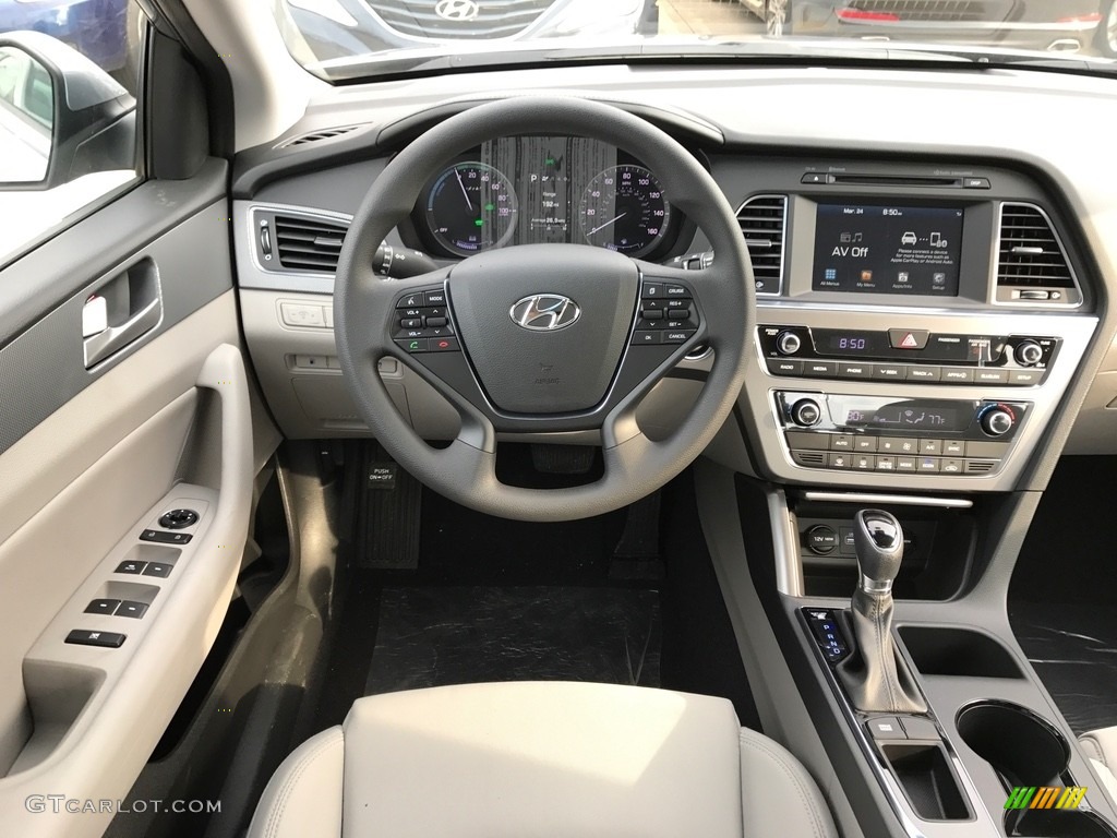 2017 Hyundai Sonata SE Hybrid Gray Dashboard Photo #119452575