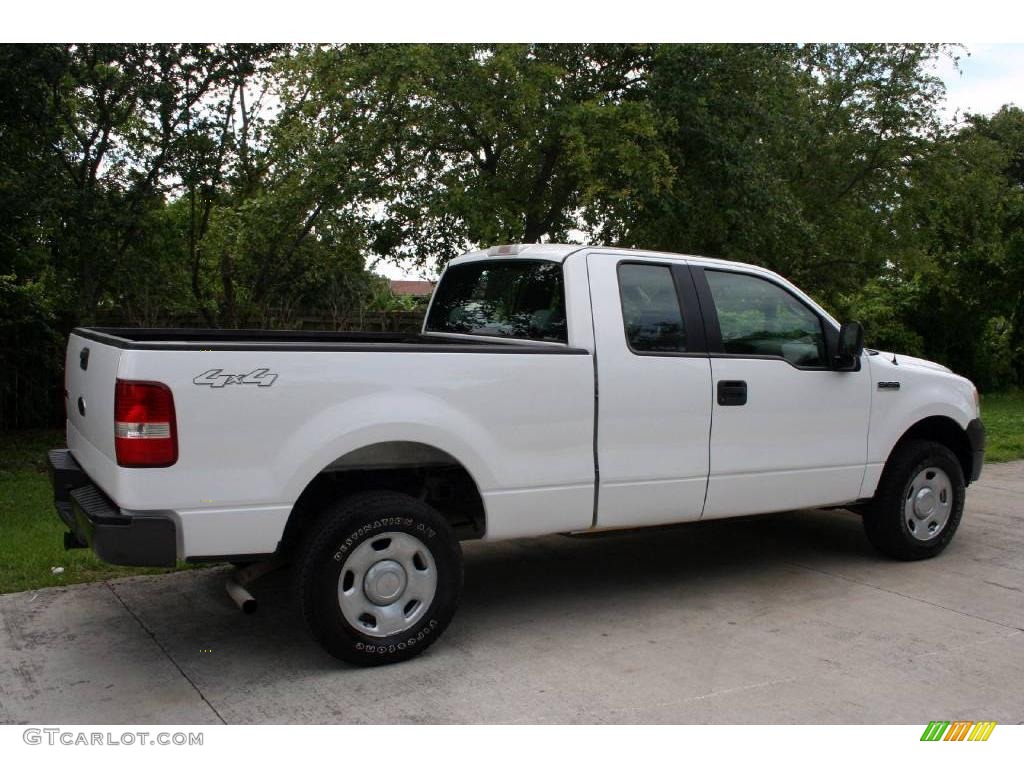 2005 F150 XL SuperCab 4x4 - Oxford White / Medium Flint Grey photo #13