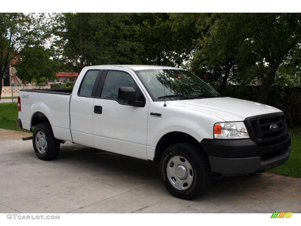 2005 F150 XL SuperCab 4x4 - Oxford White / Medium Flint Grey photo #19