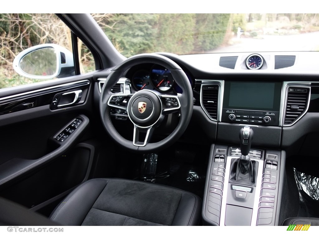 2017 Porsche Macan Standard Macan Model Black Dashboard Photo #119485881