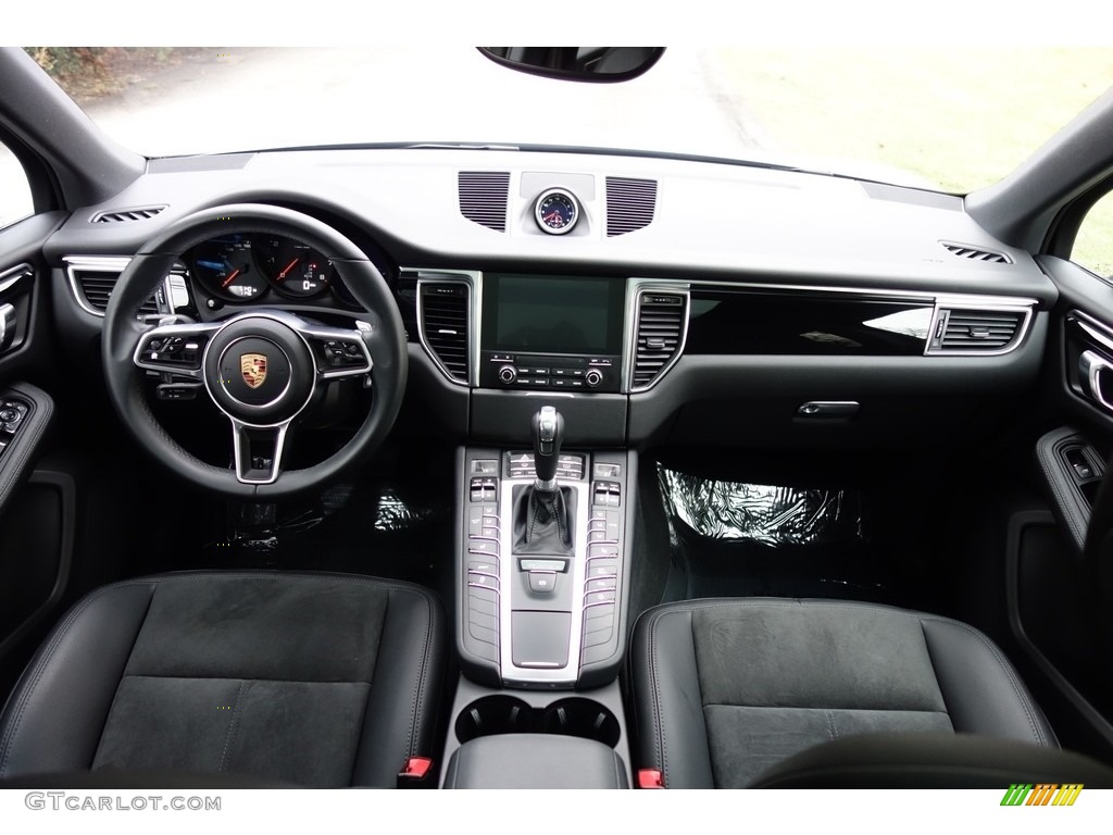 2017 Porsche Macan Standard Macan Model Black Dashboard Photo #119485905