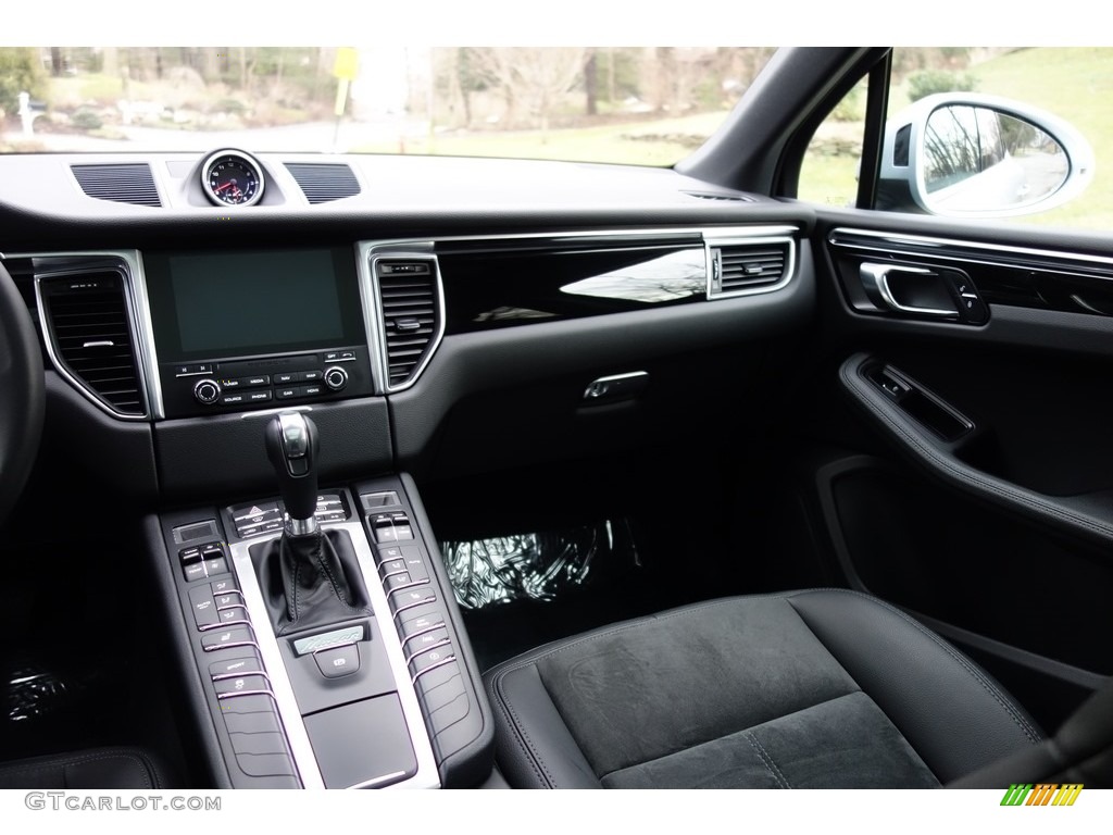 2017 Porsche Macan Standard Macan Model Black Dashboard Photo #119485926