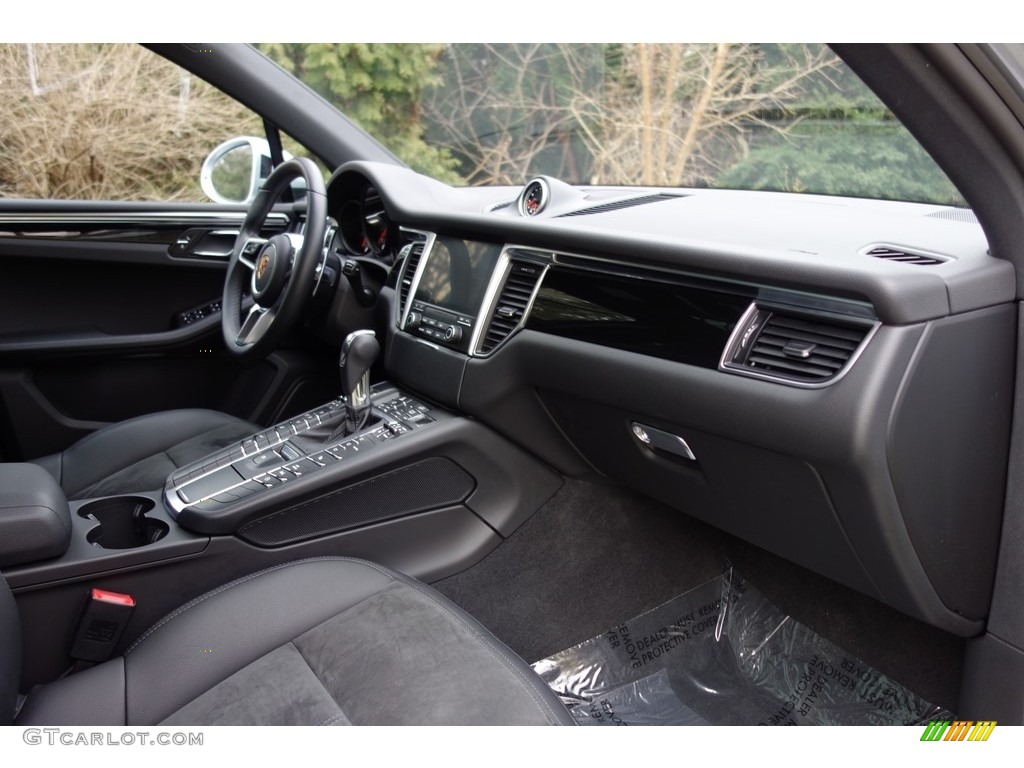 2017 Porsche Macan Standard Macan Model Black Dashboard Photo #119485977