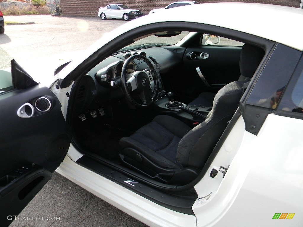 2004 350Z Performance Coupe - Pikes Peak White Pearl / Carbon Black photo #17