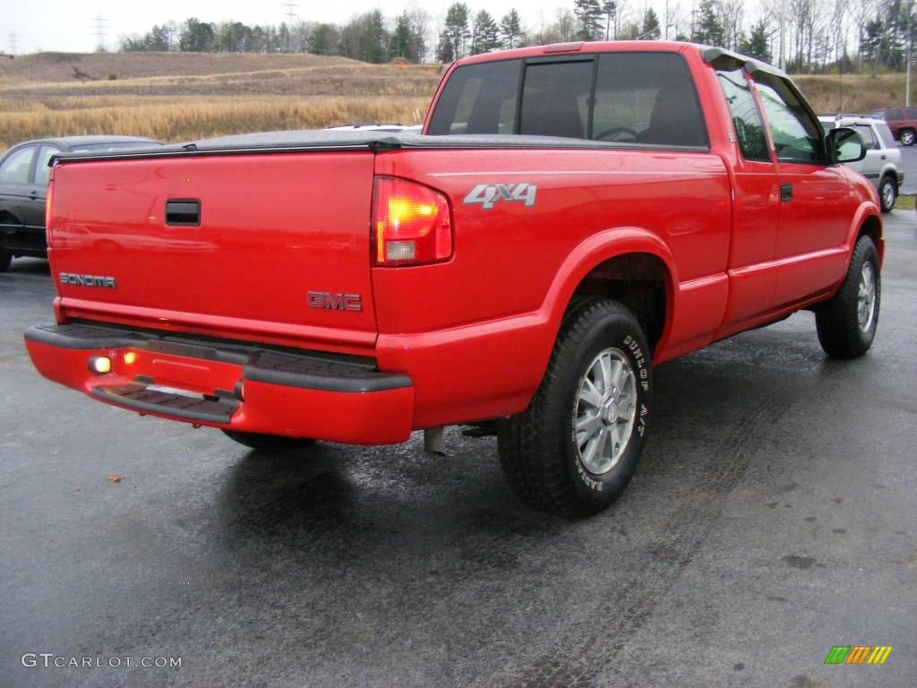 2003 Sonoma SLS Extended Cab 4x4 - Fire Red / Graphite photo #4