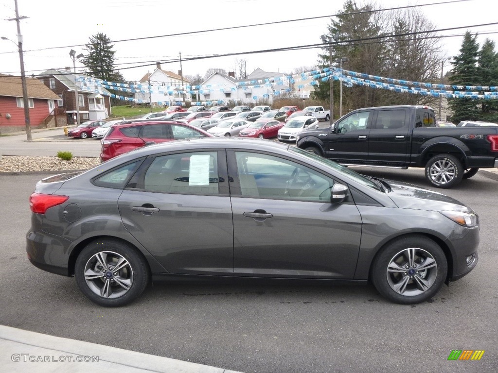 Magnetic 2017 Ford Focus SE Sedan Exterior Photo #119546944
