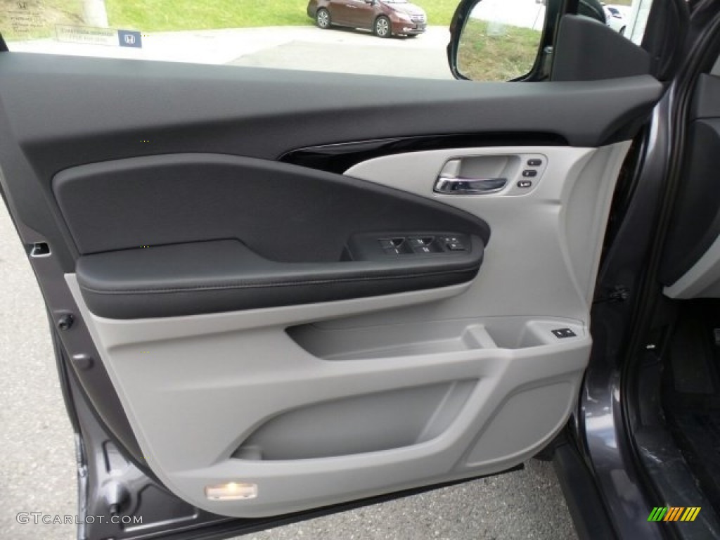 2017 Honda Pilot Touring AWD Door Panel Photos