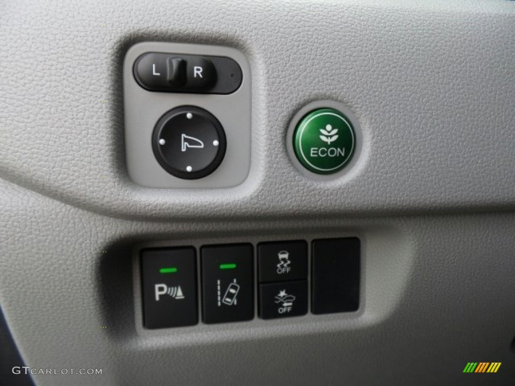 2017 Honda Pilot Touring AWD Controls Photo #119564079