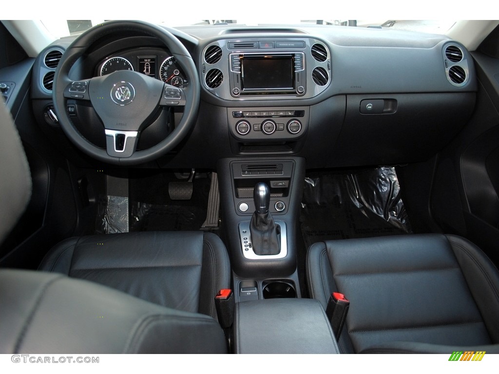 Charcoal Interior 2017 Volkswagen Tiguan Sport Photo #119583930