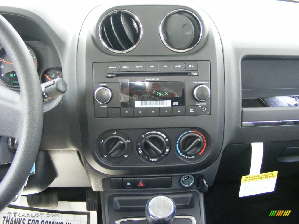 2009 Patriot Sport - Bright Silver Metallic / Dark Slate Gray/Medium Slate Gray photo #10