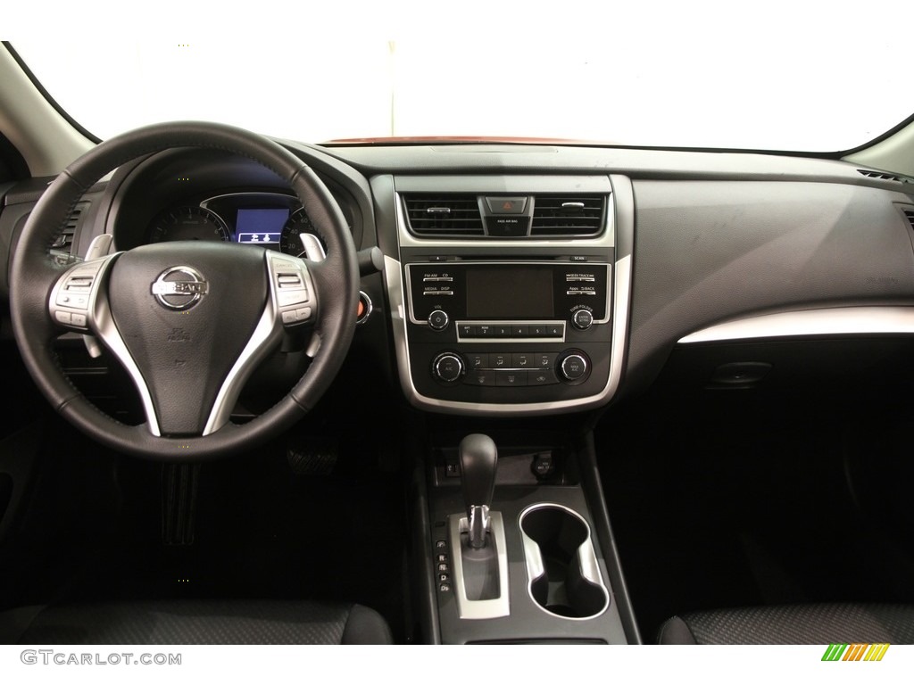 2016 Altima 2.5 SR - Cayenne Red / Charcoal photo #18