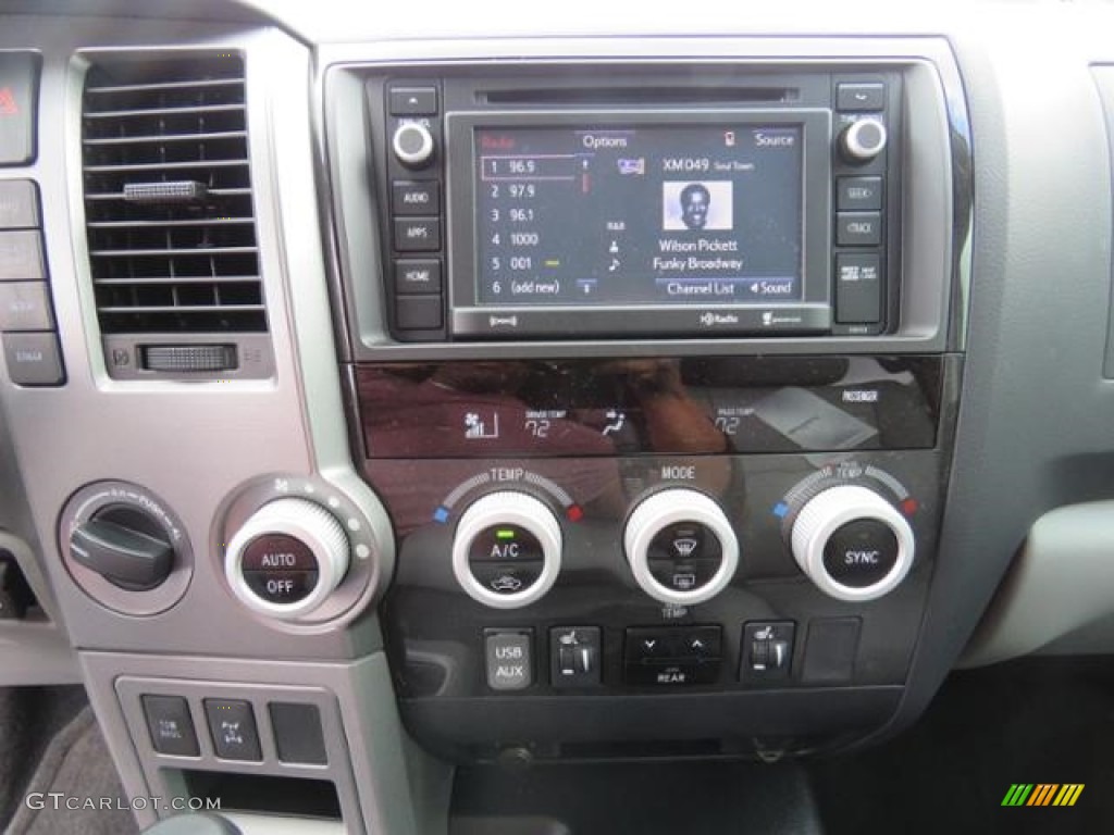 2017 Toyota Sequoia SR5 4x4 Controls Photo #119607150