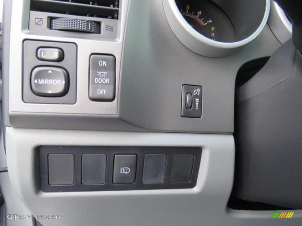 2017 Toyota Sequoia SR5 4x4 Controls Photo #119607231