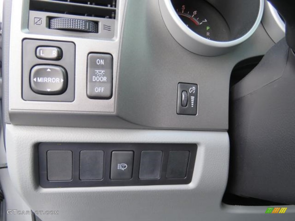 2017 Toyota Sequoia SR5 4x4 Controls Photos