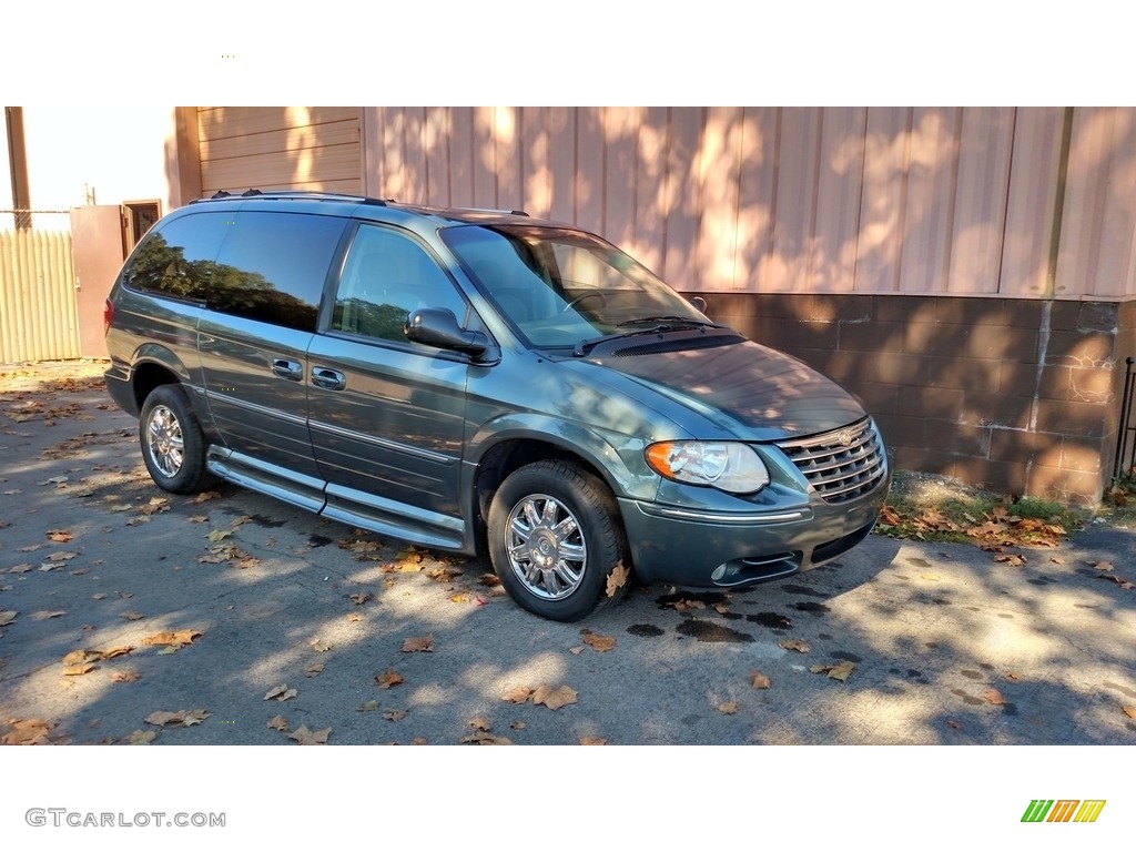 2006 Chrysler Town & Country Limited Exterior Photos