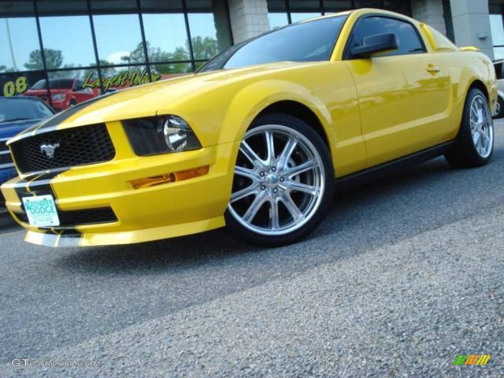 2006 Mustang V6 Deluxe Coupe - Screaming Yellow / Dark Charcoal photo #1