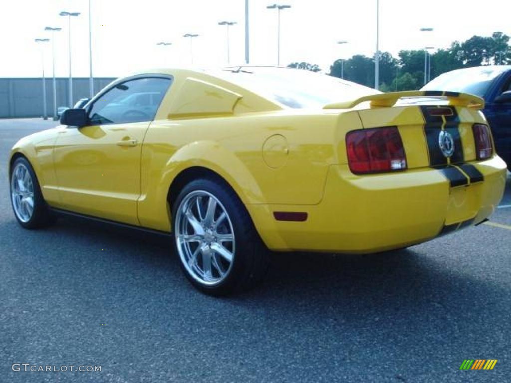 2006 Mustang V6 Deluxe Coupe - Screaming Yellow / Dark Charcoal photo #3