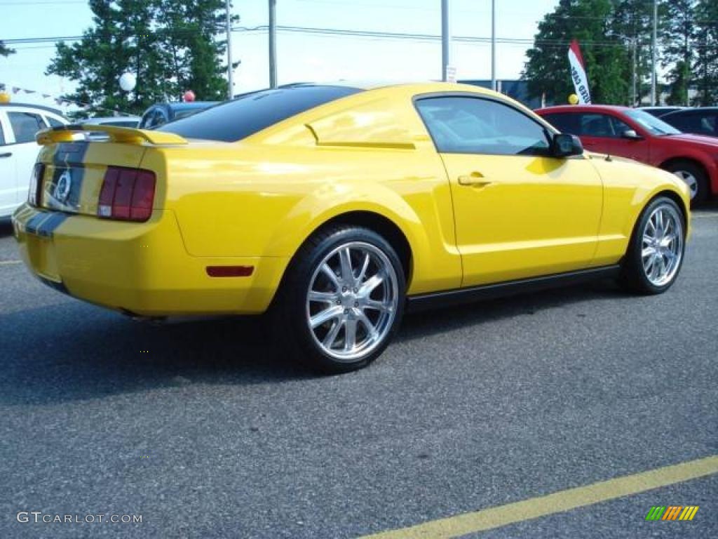 2006 Mustang V6 Deluxe Coupe - Screaming Yellow / Dark Charcoal photo #5