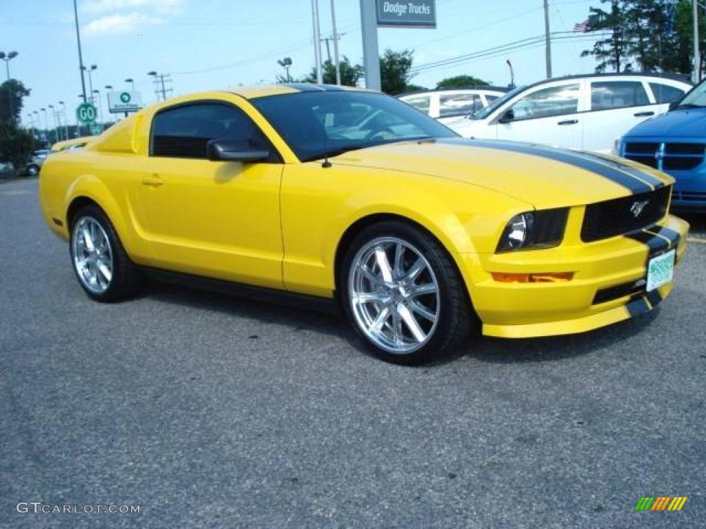 2006 Mustang V6 Deluxe Coupe - Screaming Yellow / Dark Charcoal photo #6