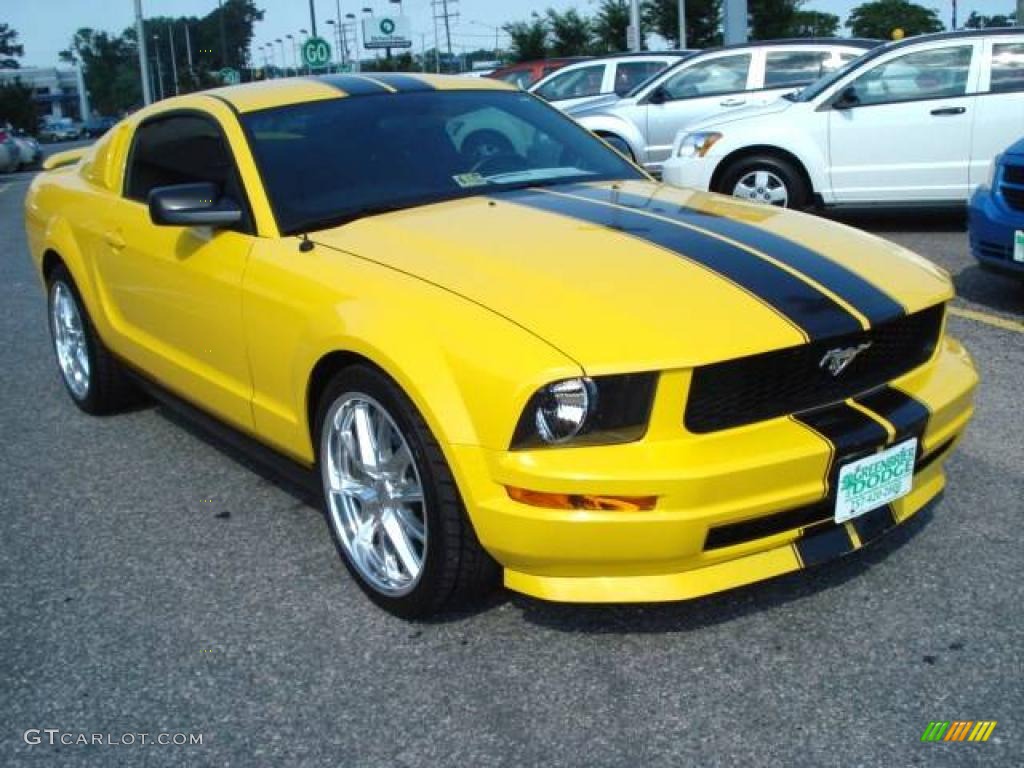 2006 Mustang V6 Deluxe Coupe - Screaming Yellow / Dark Charcoal photo #7