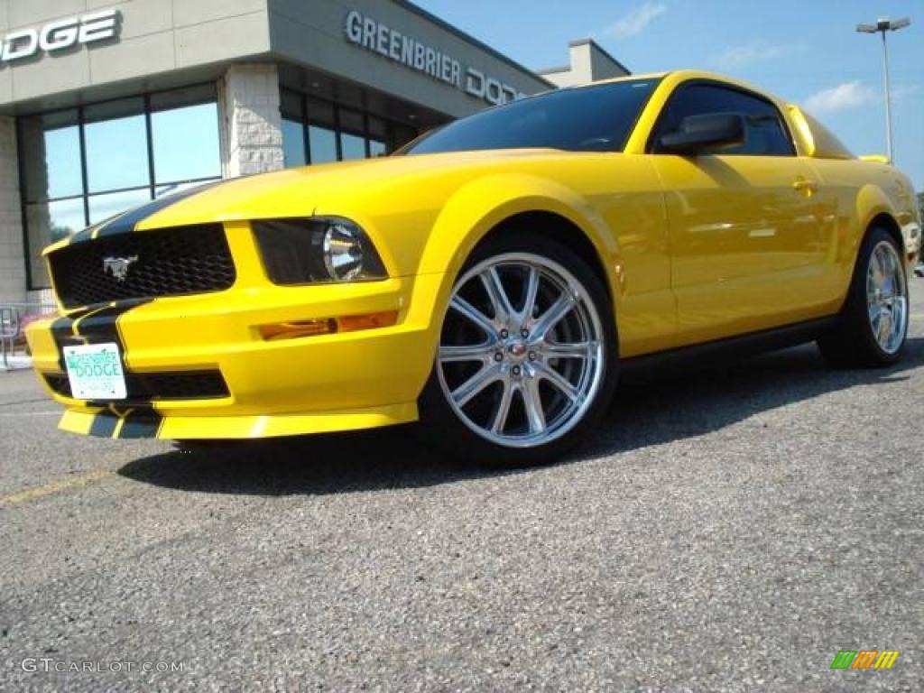 2006 Mustang V6 Deluxe Coupe - Screaming Yellow / Dark Charcoal photo #20