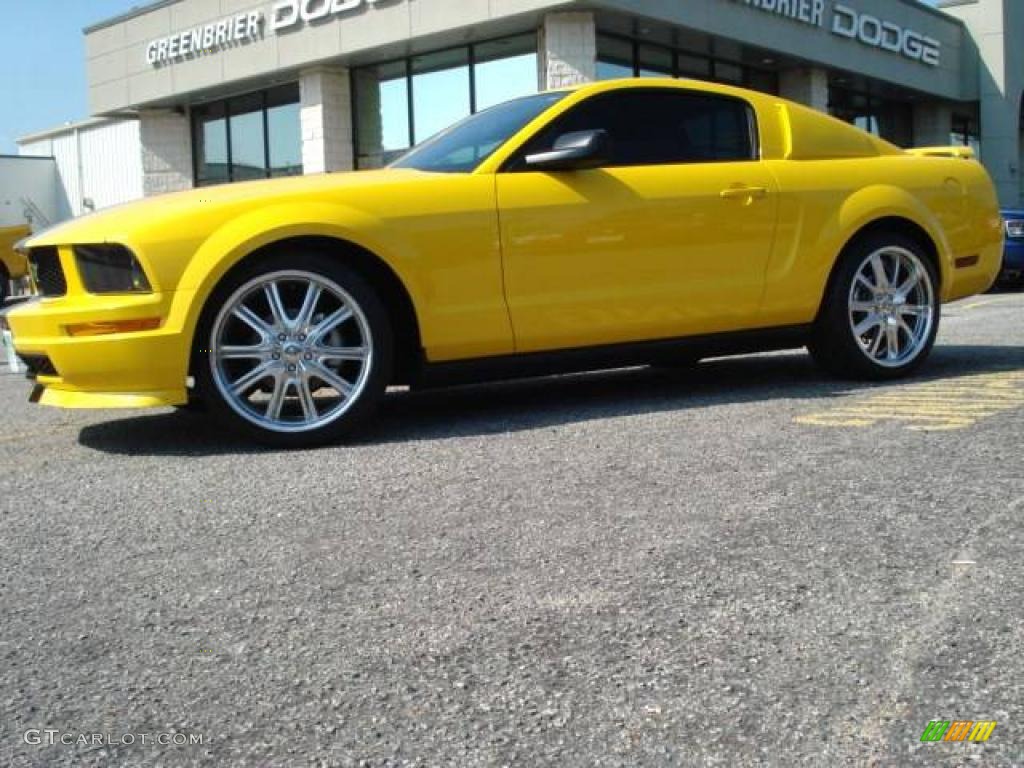 2006 Mustang V6 Deluxe Coupe - Screaming Yellow / Dark Charcoal photo #21