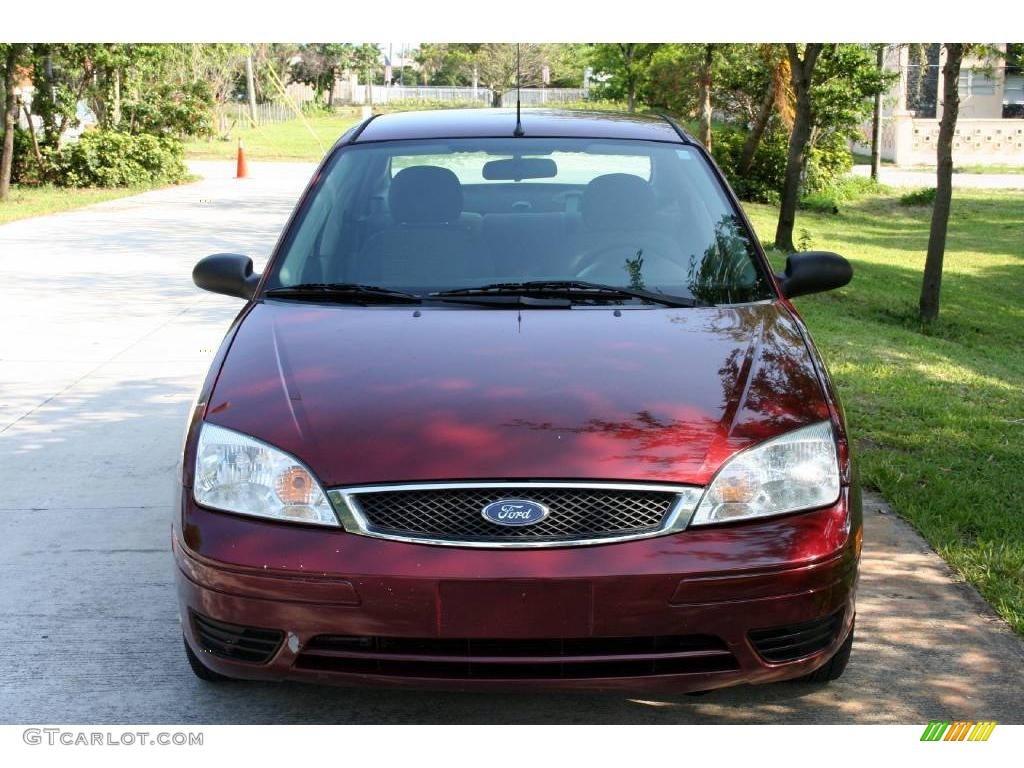 2006 Focus ZX4 SE Sedan - Dark Toreador Red Metallic / Dark Flint/Light Flint photo #20