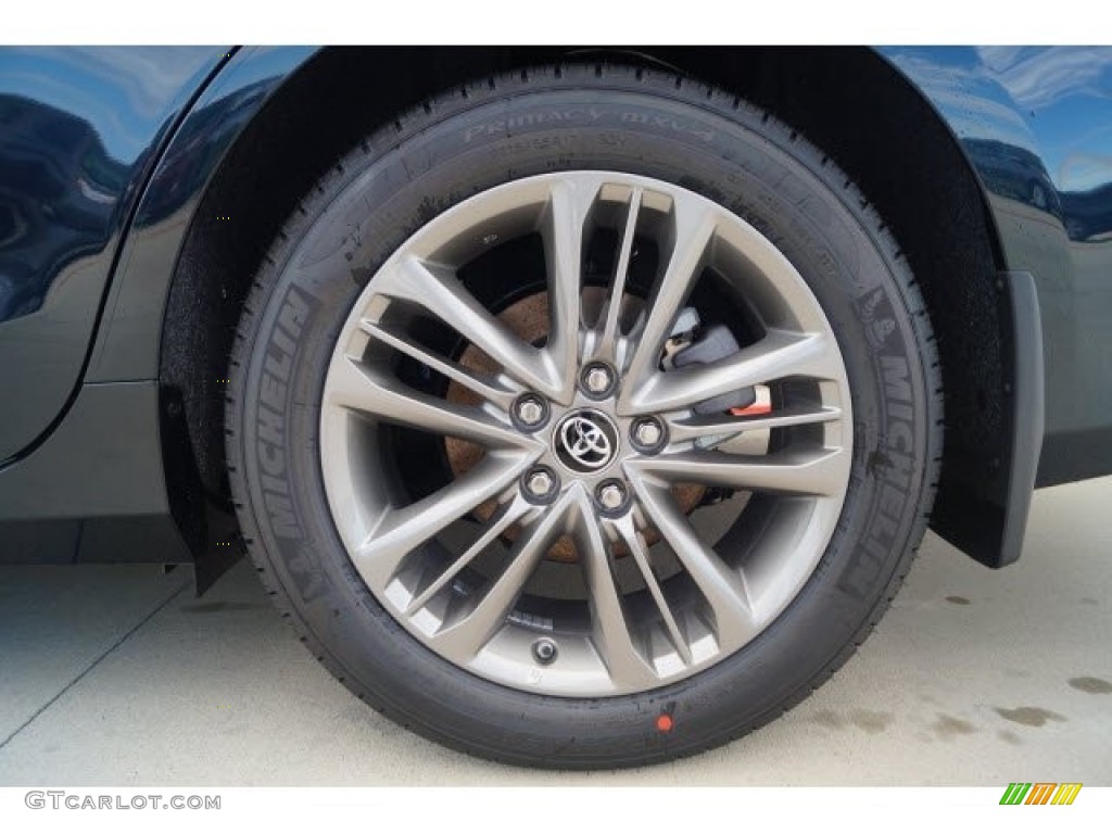 2017 Toyota Camry SE Wheel Photos