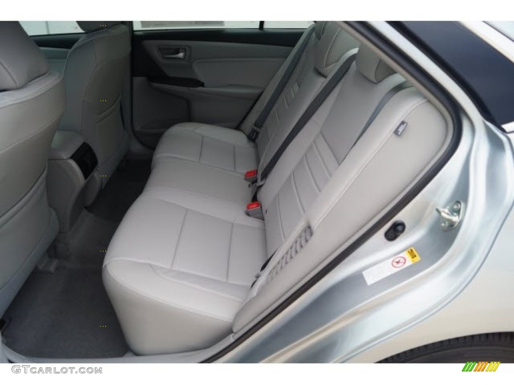 2017 Toyota Camry Hybrid XLE Rear Seat Photo #119735971