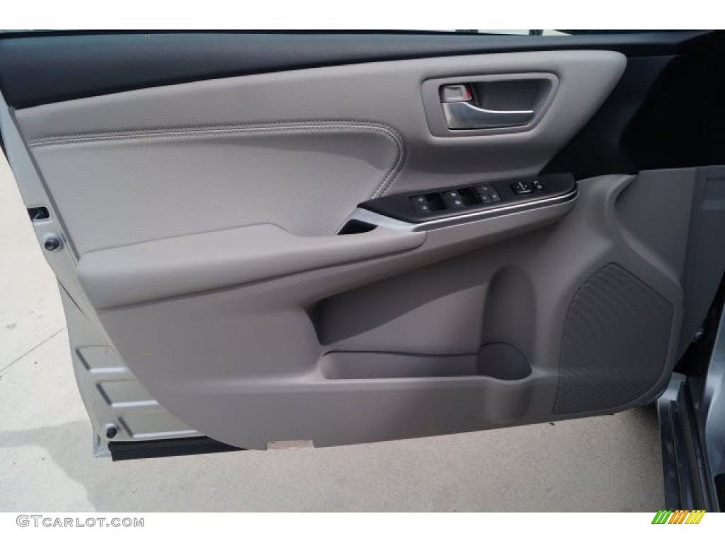 2017 Toyota Camry Hybrid XLE Ash Door Panel Photo #119735983