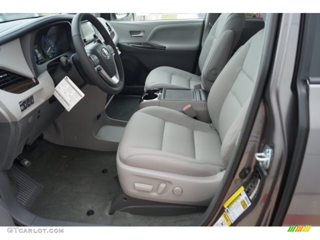 2017 Toyota Sienna XLE Front Seat Photo #119737288