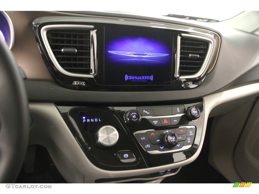 2017 Chrysler Pacifica Touring L Controls Photo #119750431