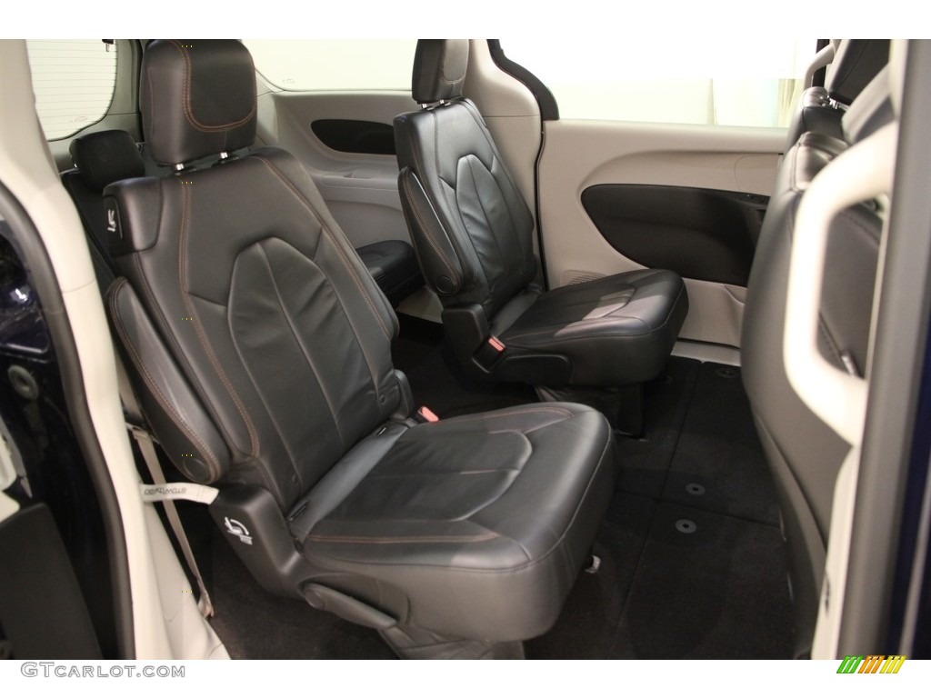 Black/Alloy Interior 2017 Chrysler Pacifica Touring L Photo #119750479