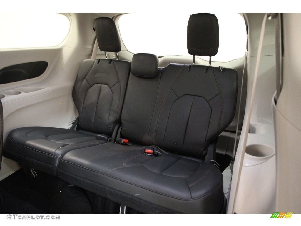 Black/Alloy Interior 2017 Chrysler Pacifica Touring L Photo #119750488