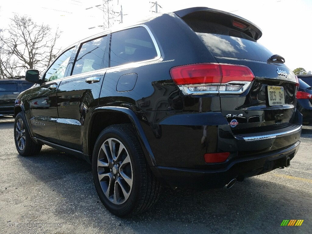 2017 Grand Cherokee Overland 4x4 - Diamond Black Crystal Pearl / Black photo #4