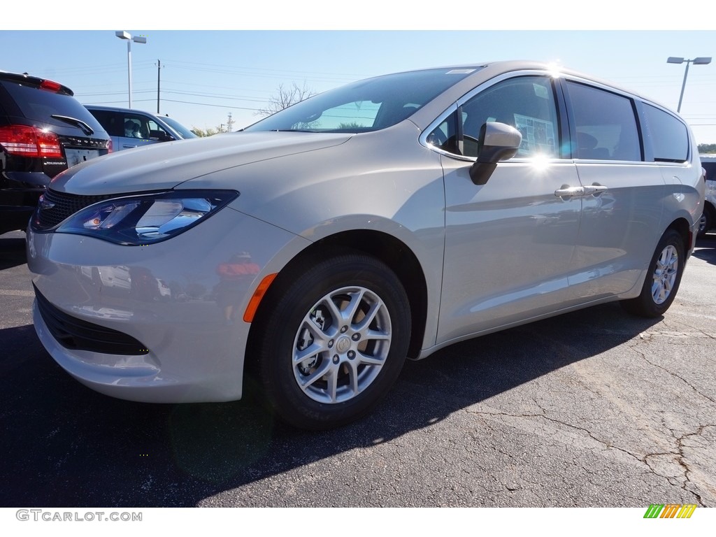 2017 Tusk White Chrysler Pacifica Touring 119771660