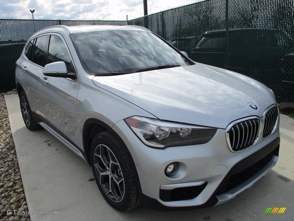 2017 X1 xDrive28i - Glacier Silver Metallic / Black photo #5