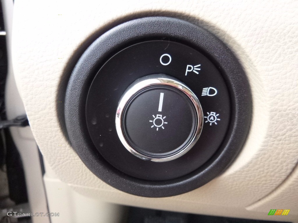 2017 Ford Taurus SEL Controls Photo #119833442