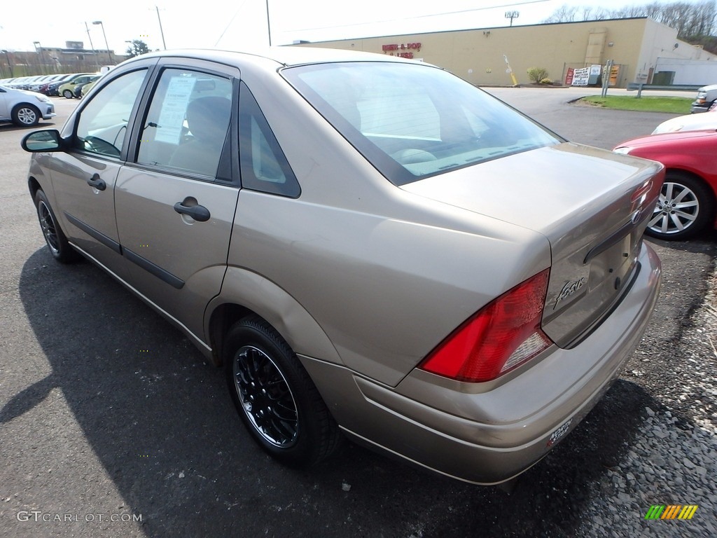 2003 Focus LX Sedan - Arizona Beige Metallic / Medium Graphite photo #2