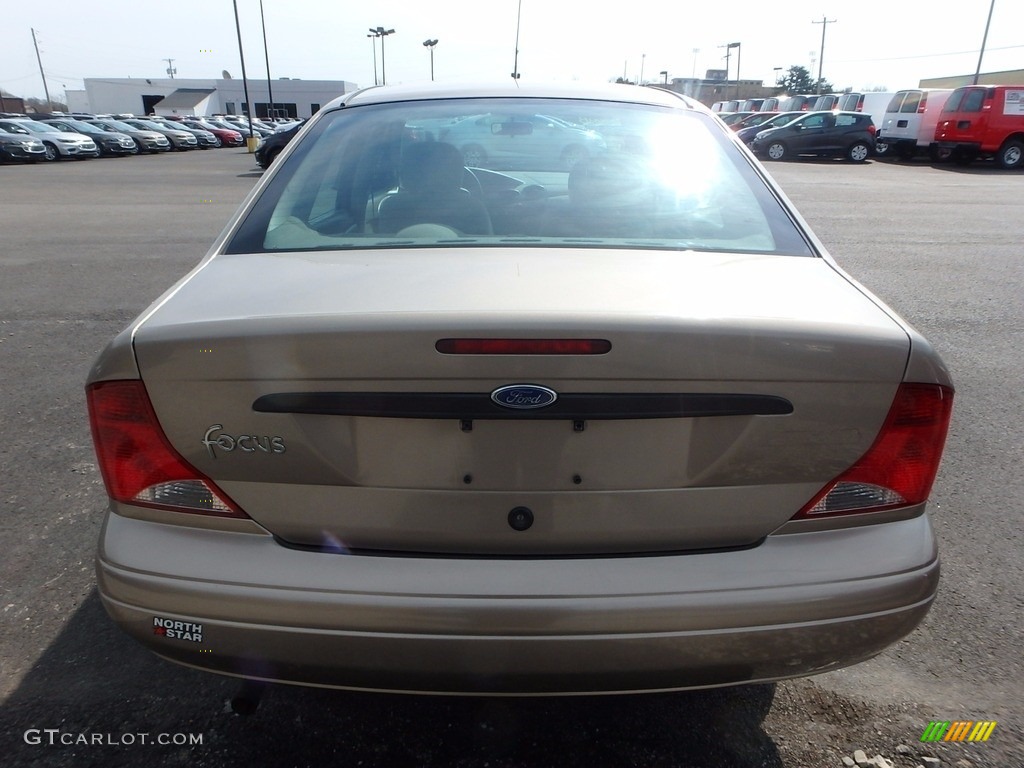2003 Focus LX Sedan - Arizona Beige Metallic / Medium Graphite photo #3