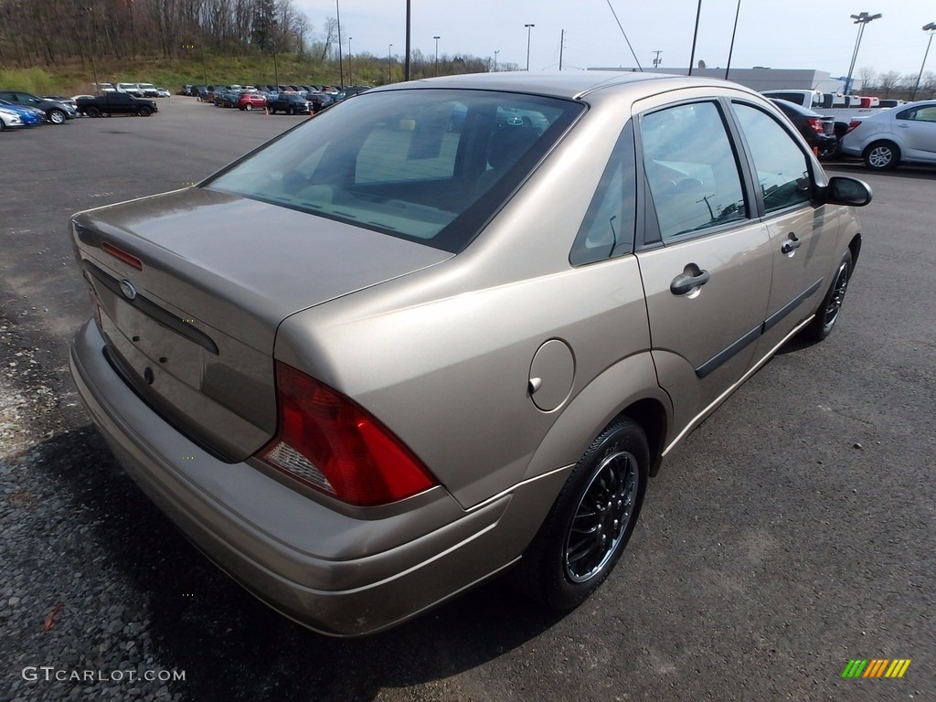 2003 Focus LX Sedan - Arizona Beige Metallic / Medium Graphite photo #4